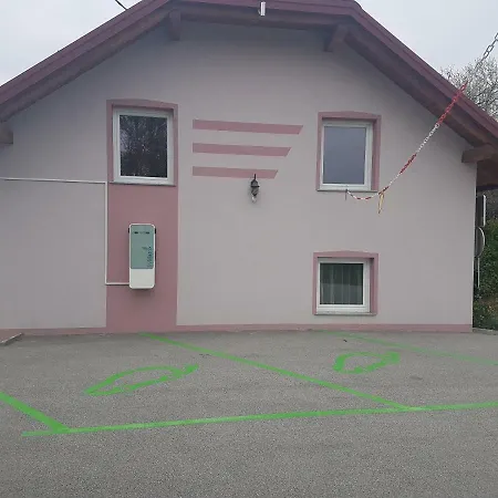 House Sumrak 公寓 *